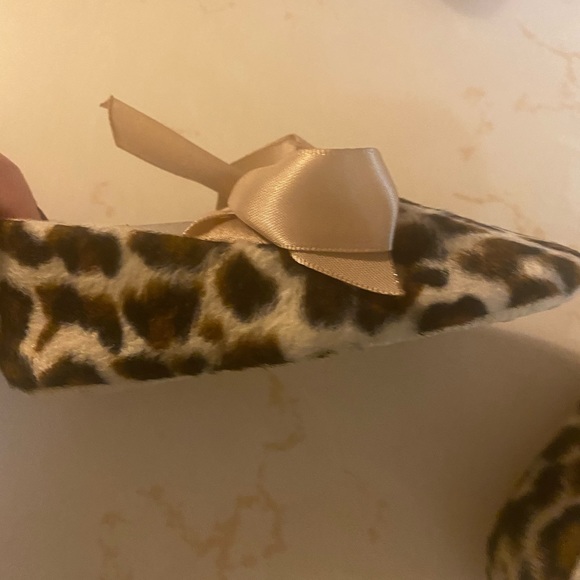 Leopard print toddler slippers size 5 - Picture 3 of 5